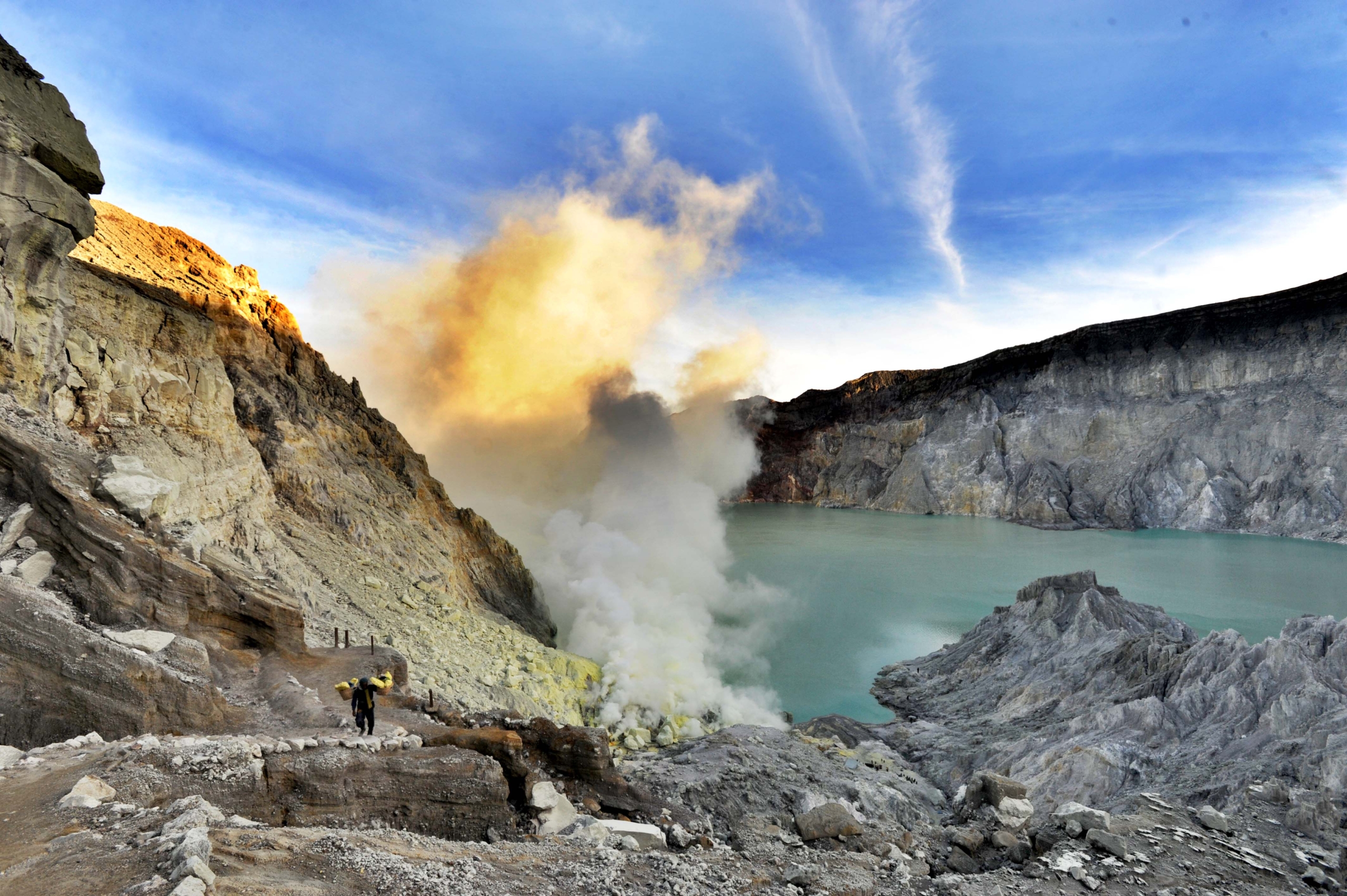 Panorama Kawah Ijen dan danau asam hijau toska